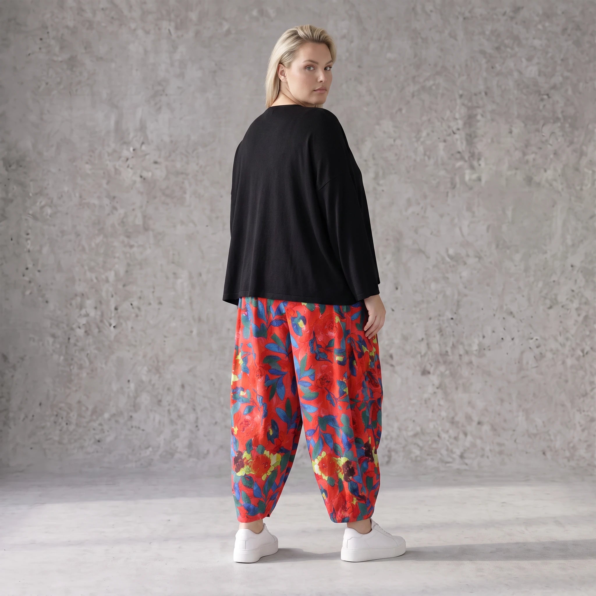 Leichte Ballonhose in Mohnrot mit elastischem Bund und Raffung für den lässigen Sommerlook