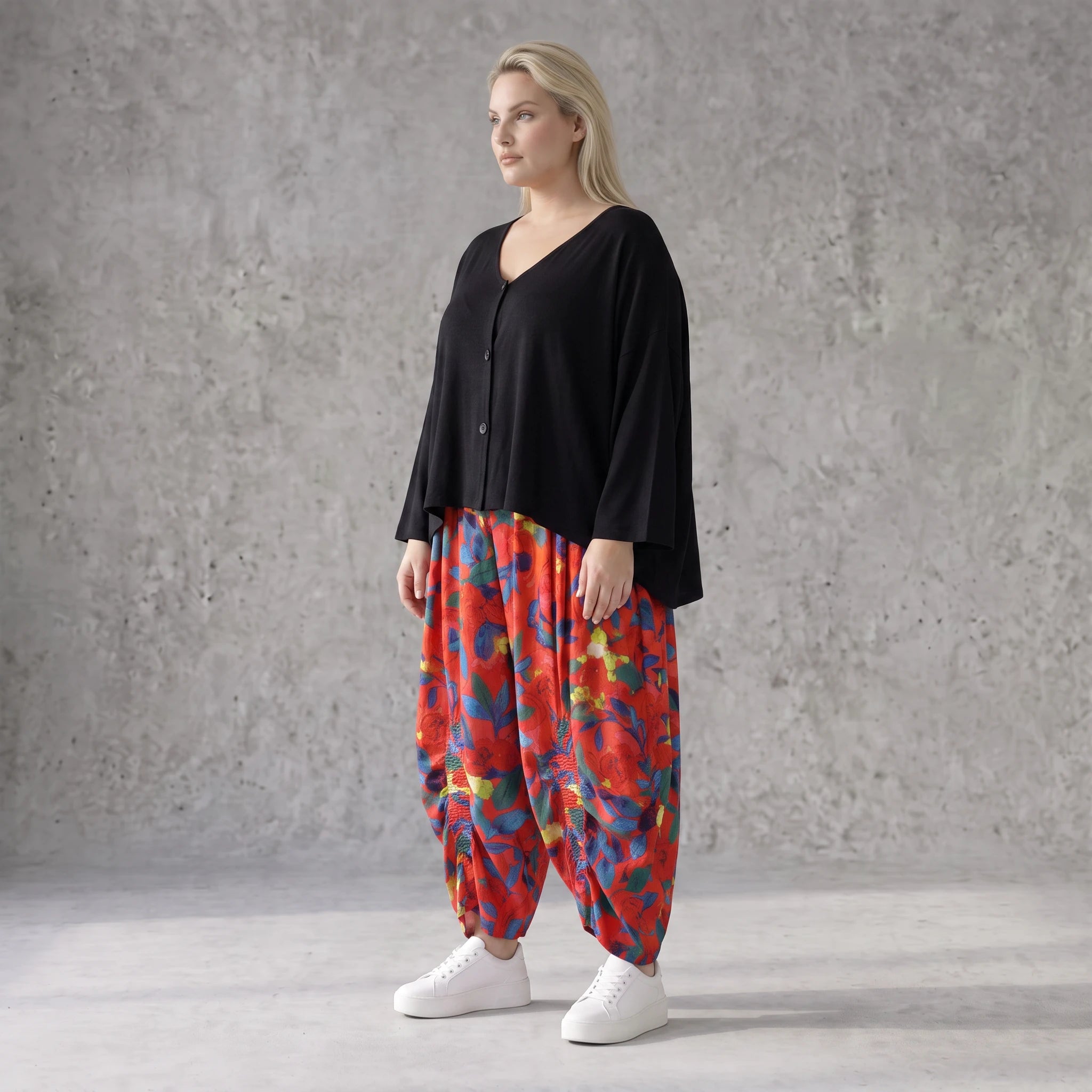 Leichte Ballonhose in Mohnrot mit elastischem Bund und Raffung für den lässigen Sommerlook