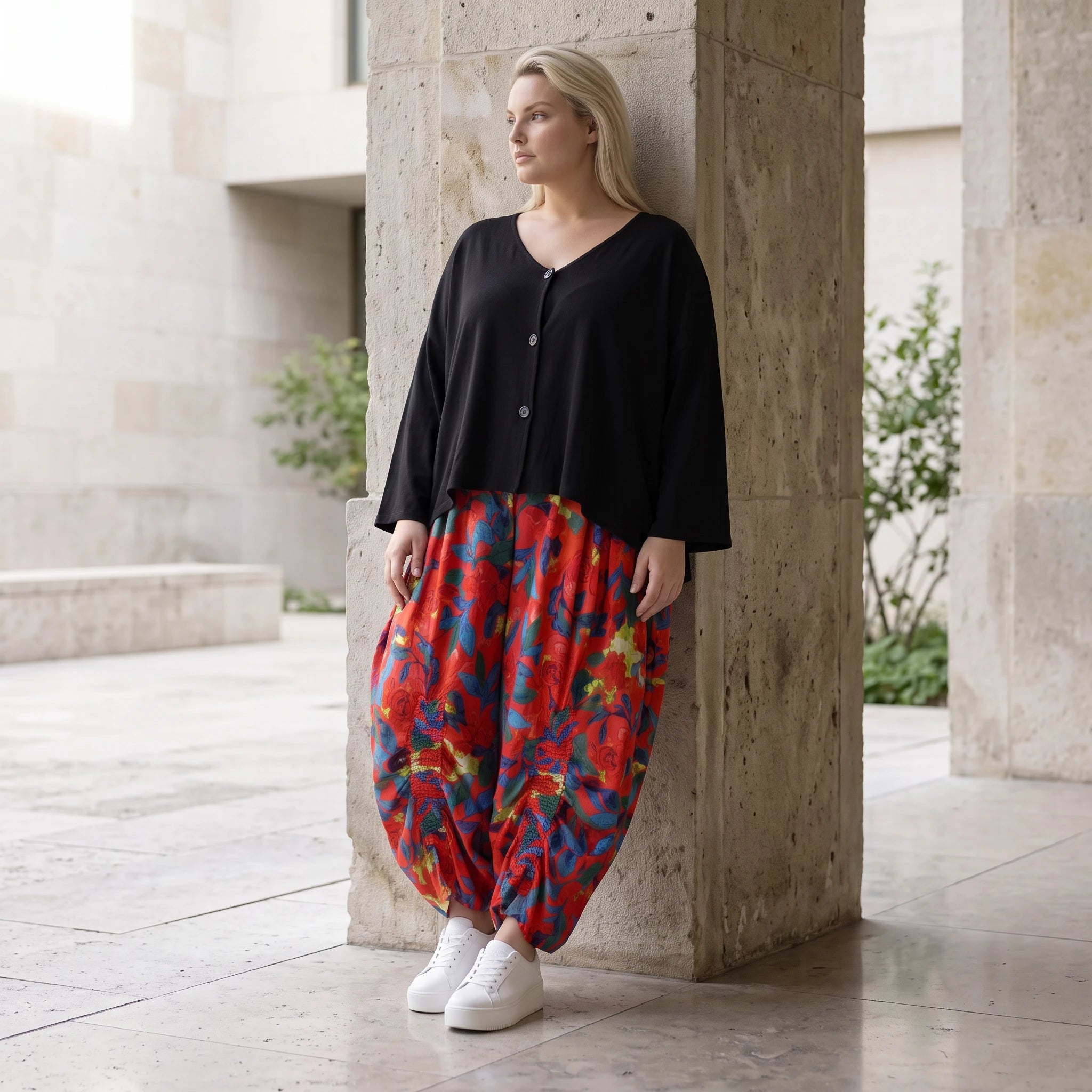 Leichte Ballonhose in Mohnrot mit elastischem Bund und Raffung für den lässigen Sommerlook
