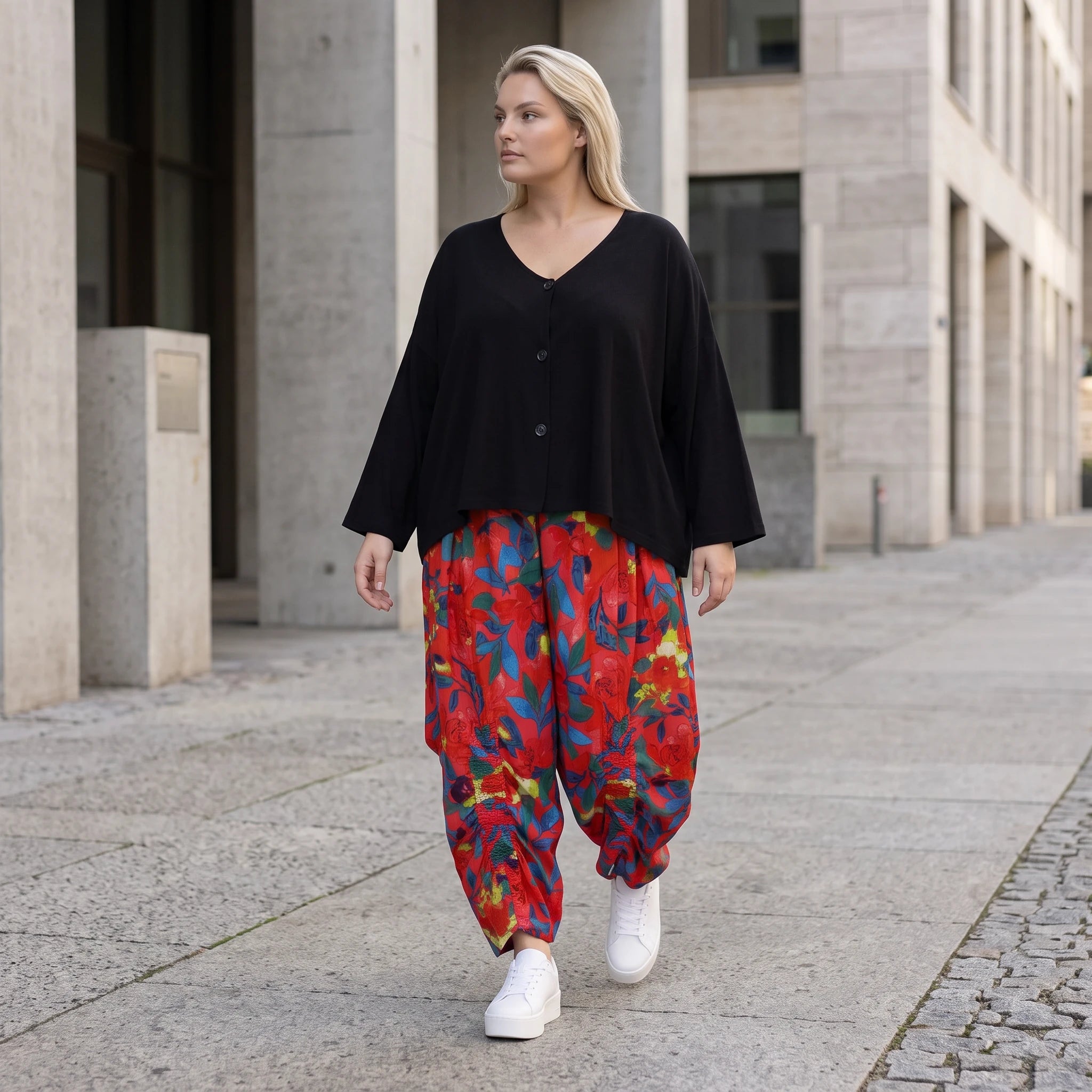 Leichte Ballonhose in Mohnrot mit elastischem Bund und Raffung für den lässigen Sommerlook