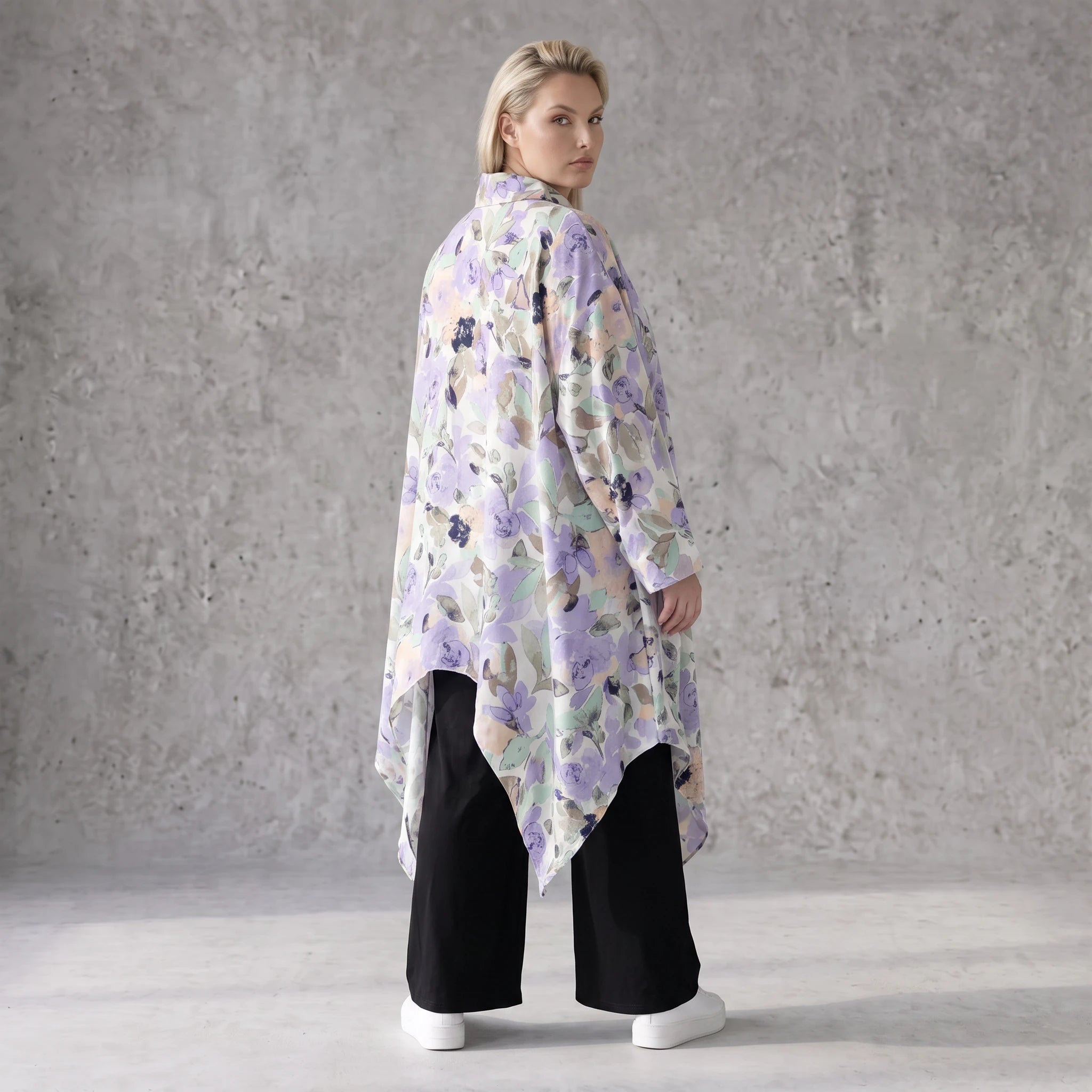 Bluse in Leinenoptik mit Zipfelsaum und Hemdkragen in zartem Magnolia mit Seitentaschen