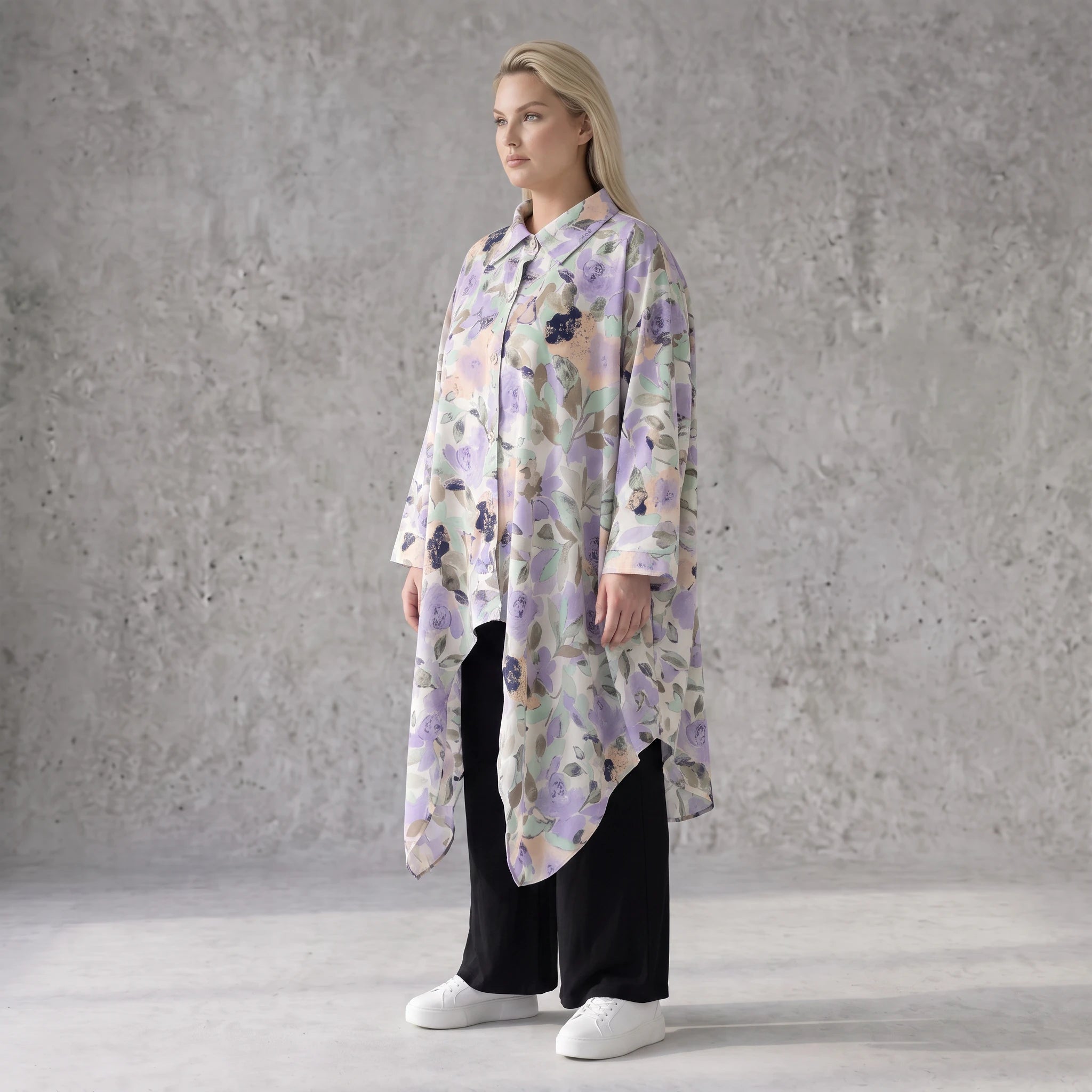 Bluse in Leinenoptik mit Zipfelsaum und Hemdkragen in zartem Magnolia mit Seitentaschen