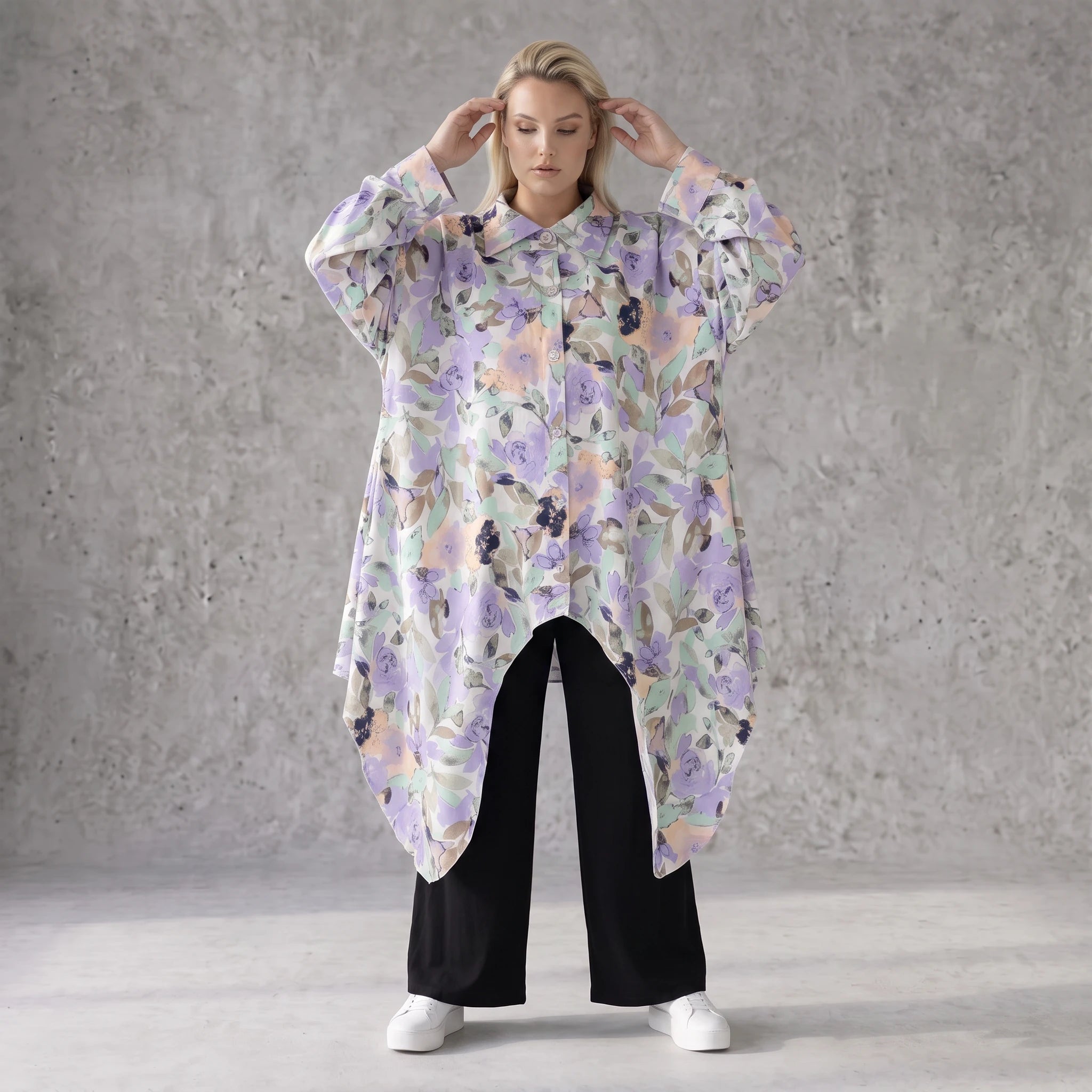 Bluse in Leinenoptik mit Zipfelsaum und Hemdkragen in zartem Magnolia mit Seitentaschen