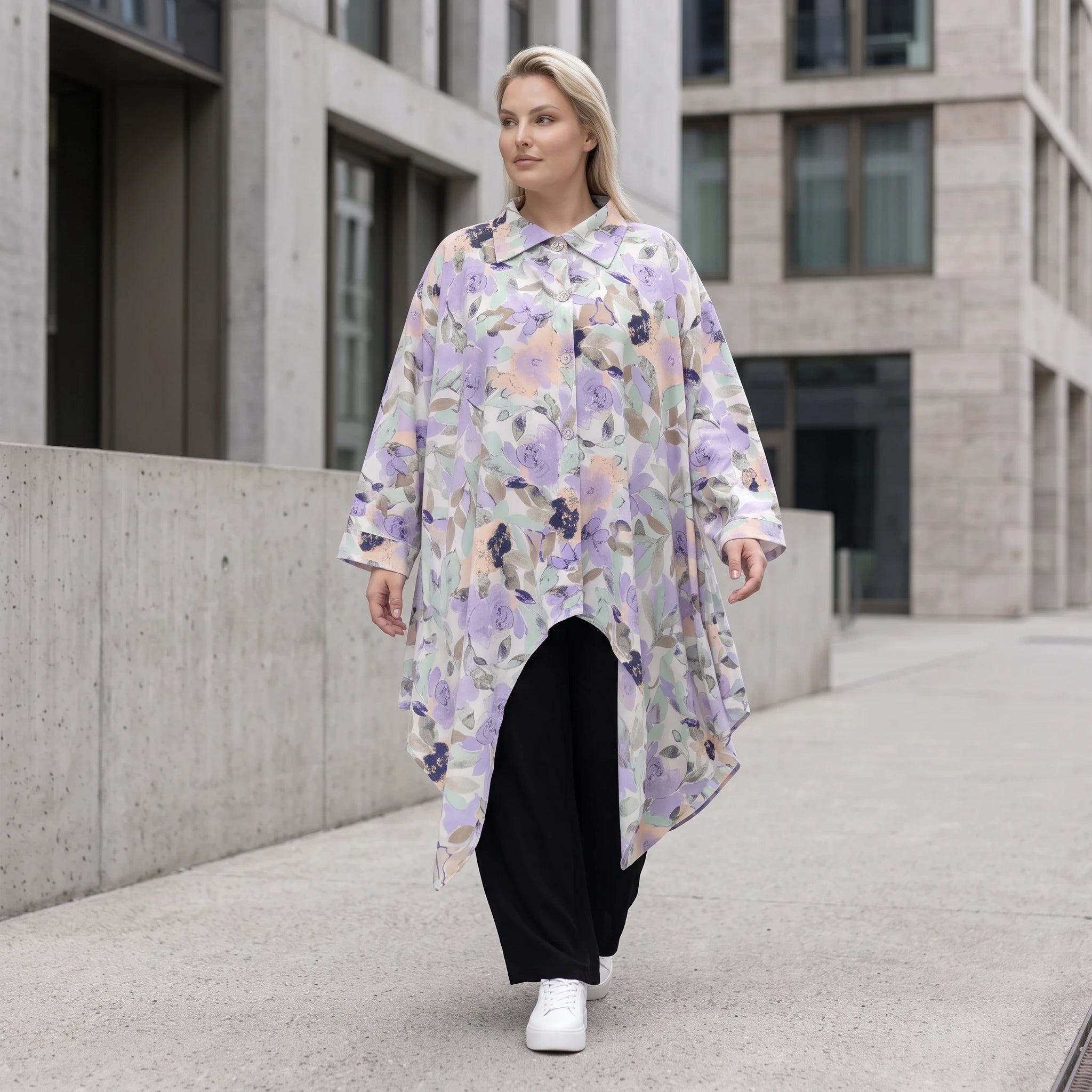 Bluse in Leinenoptik mit Zipfelsaum und Hemdkragen in zartem Magnolia mit Seitentaschen