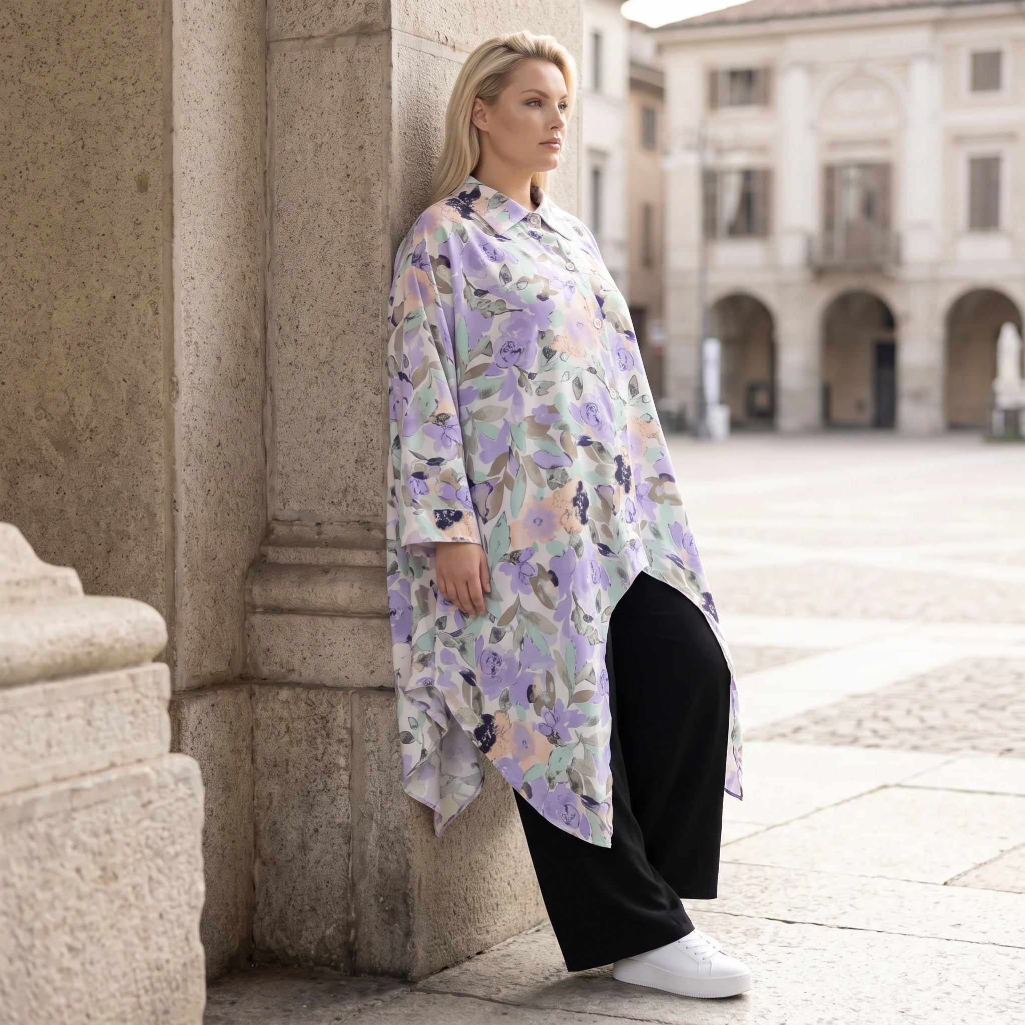 Bluse in Leinenoptik mit Zipfelsaum und Hemdkragen in zartem Magnolia mit Seitentaschen