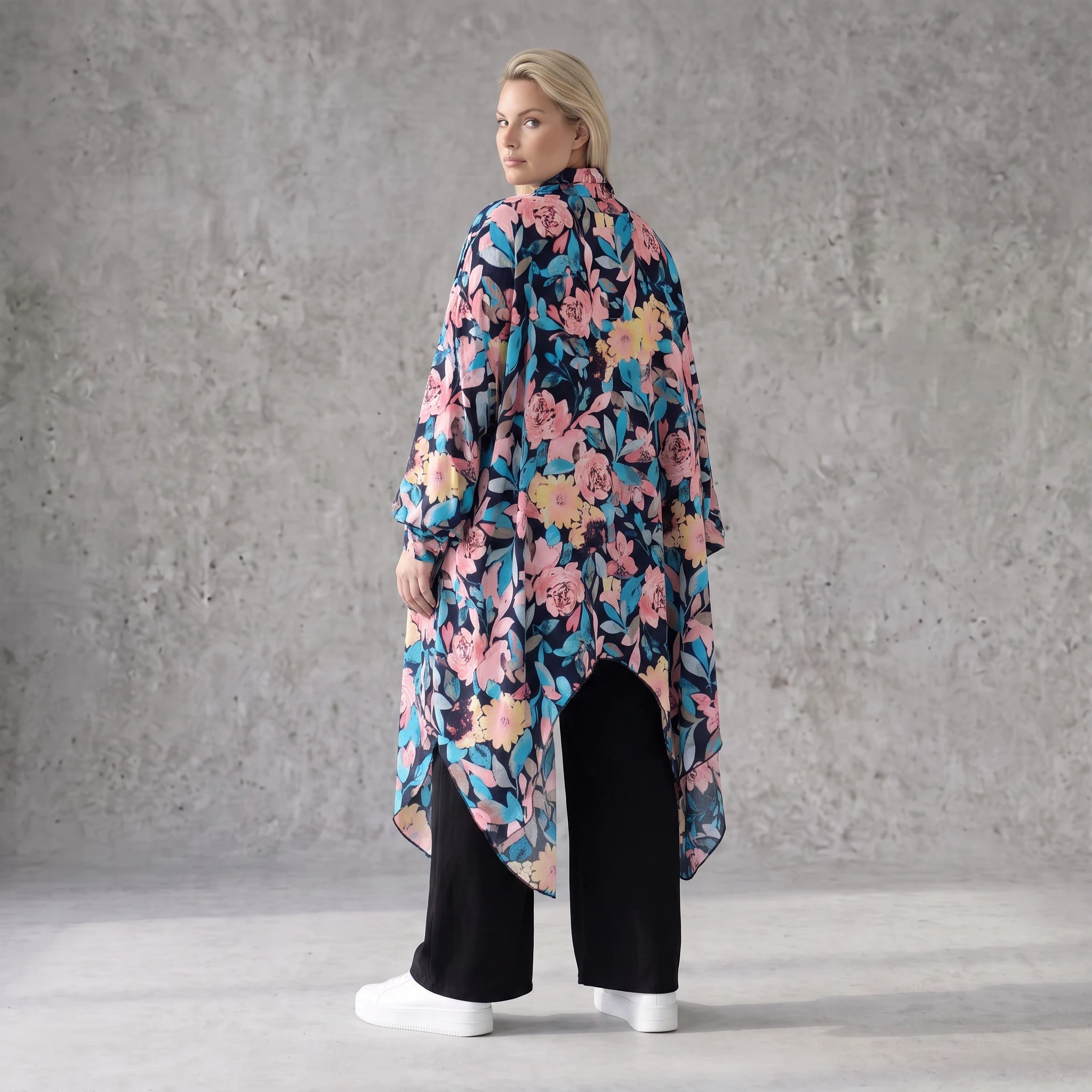 Sommerbluse in zartem Aqua mit lässigem Zipfelsaum und Hemdkragen für sommerliche Tage