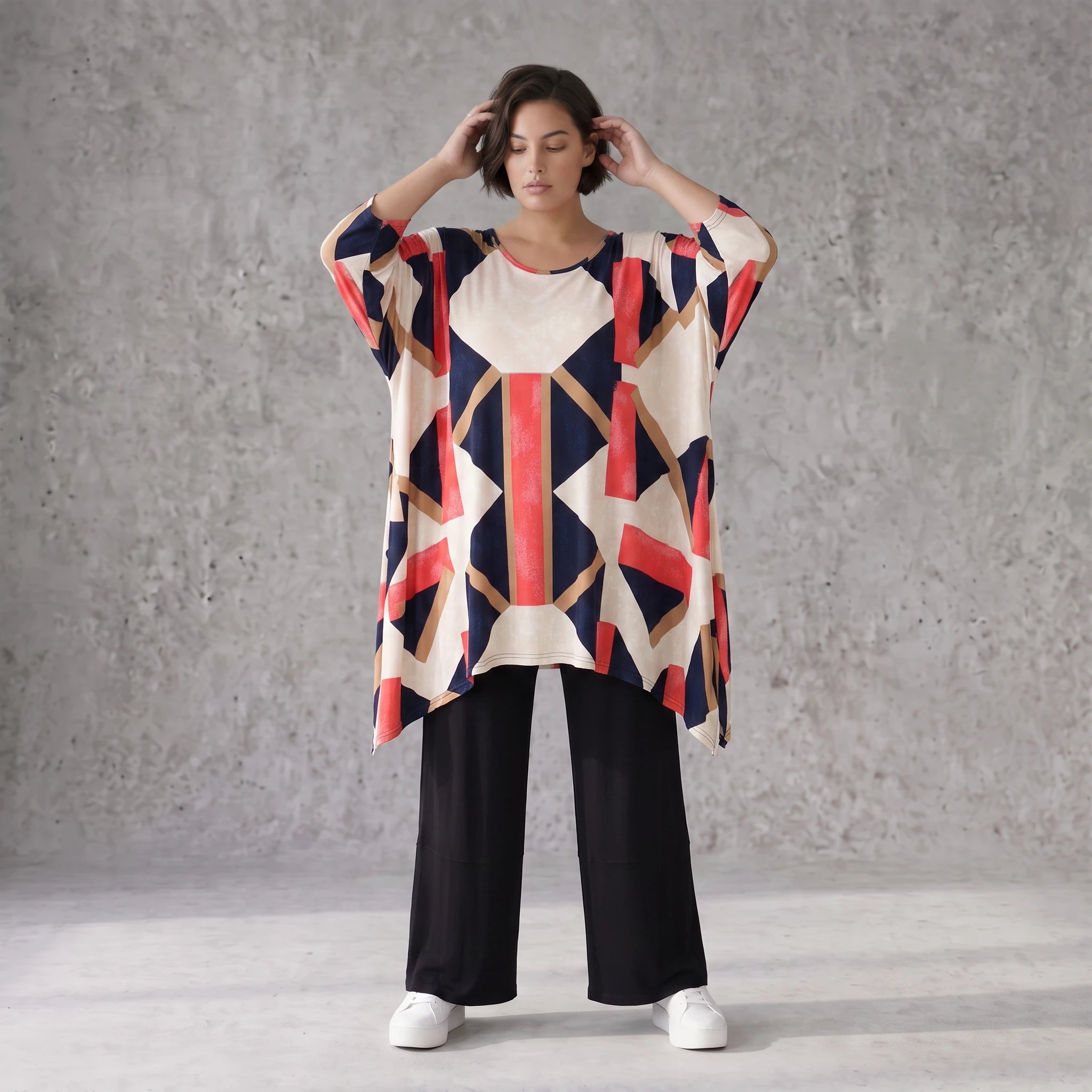 Fließendes Jersey Shirt in Marine und Rot mit zipfeligem Saum und seitlichen Schlitzen