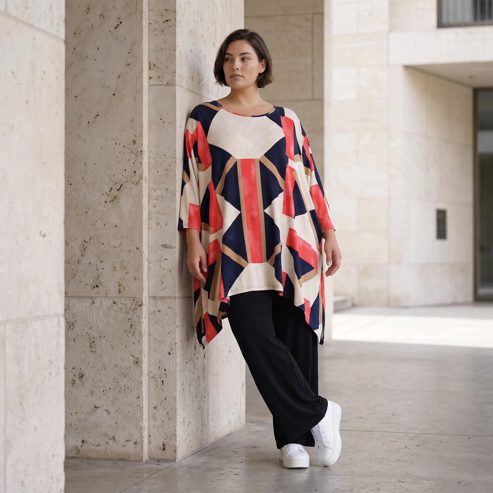 Fließendes Jersey Shirt in Marine und Rot mit zipfeligem Saum und seitlichen Schlitzen