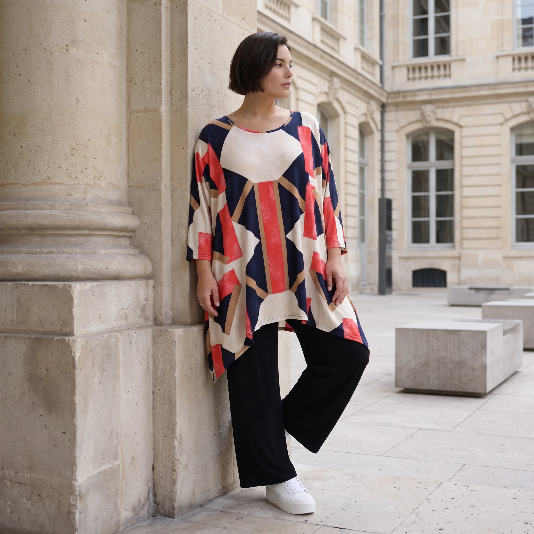 Fließendes Jersey Shirt in Marine und Rot mit zipfeligem Saum und seitlichen Schlitzen