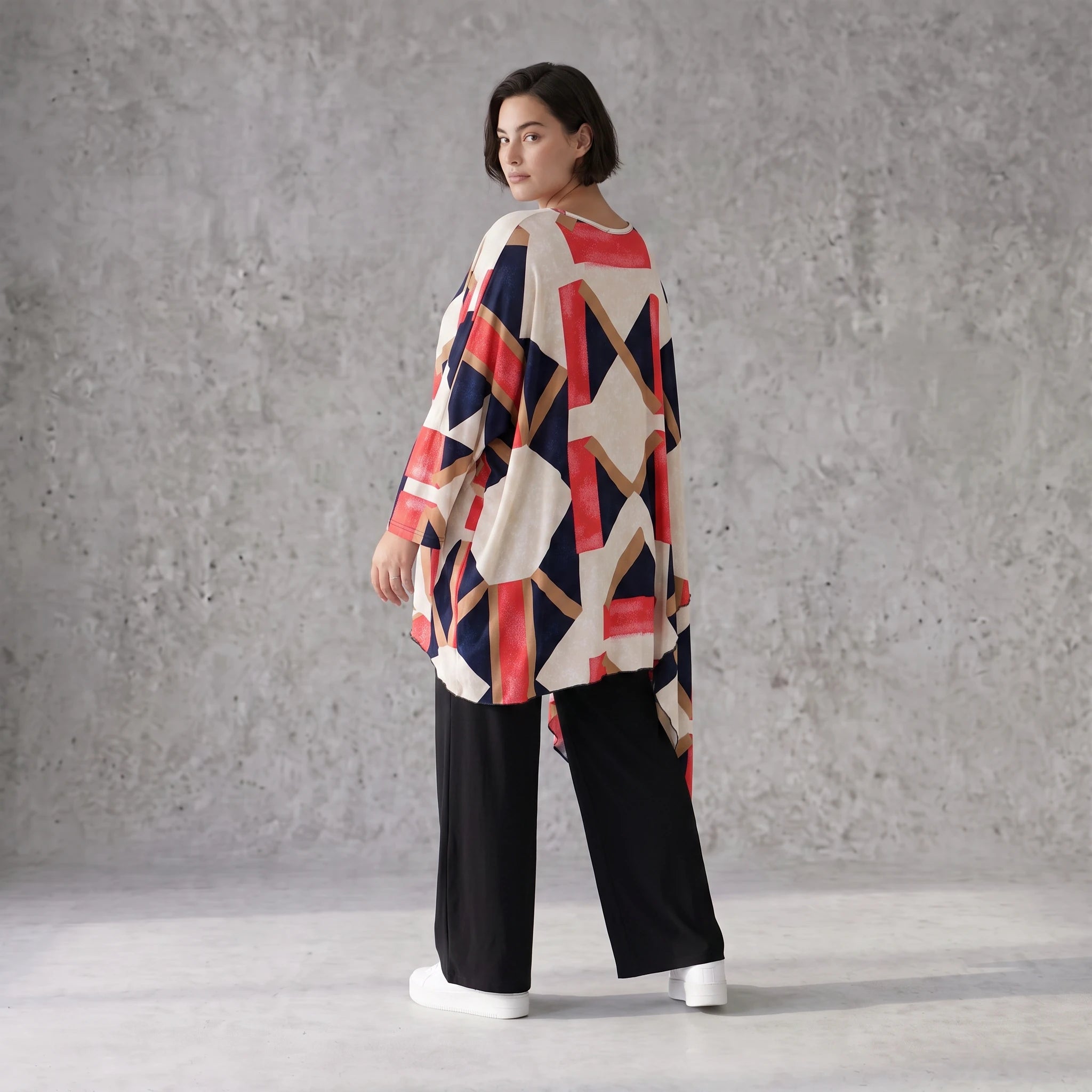 Fließendes Kurzarm Shirt mit asymmetrischem Schnitt in Marine und Rot aus Viskose Jersey