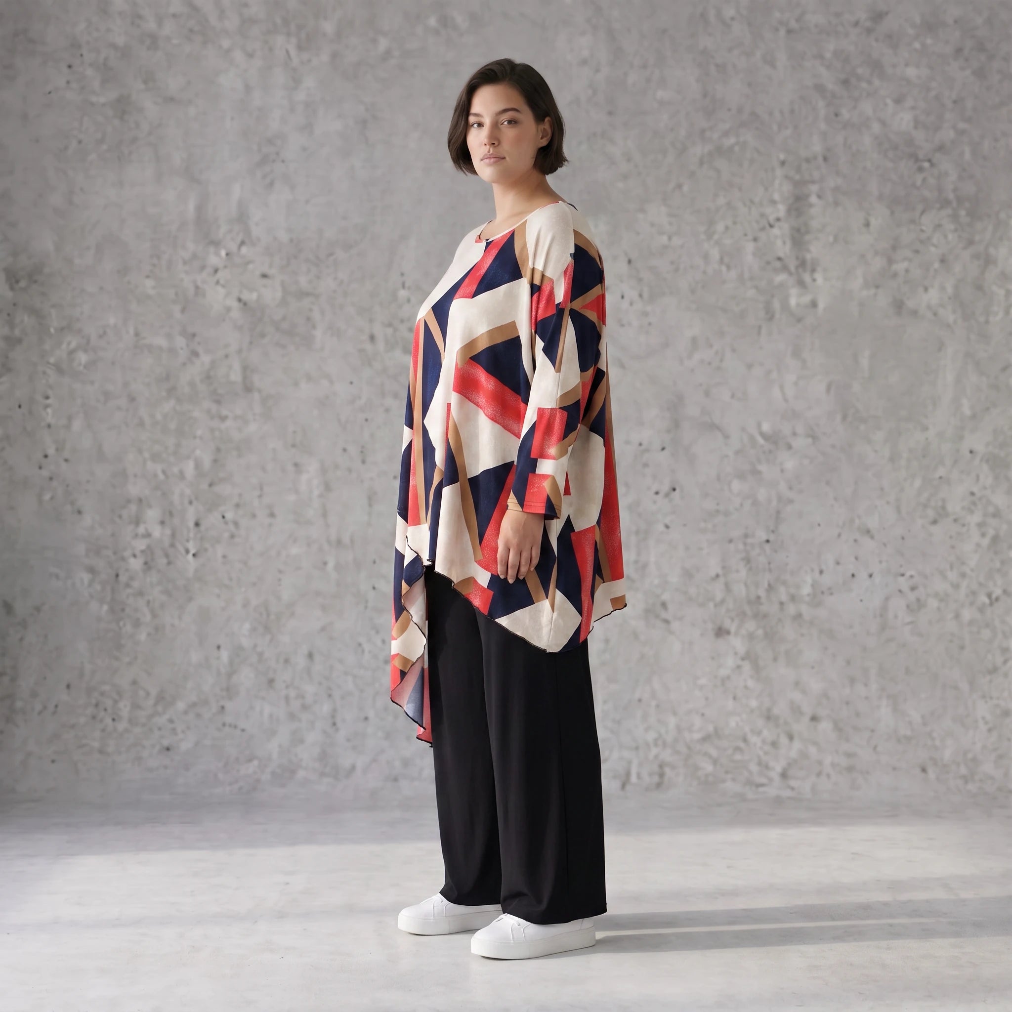 Fließendes Kurzarm Shirt mit asymmetrischem Schnitt in Marine und Rot aus Viskose Jersey