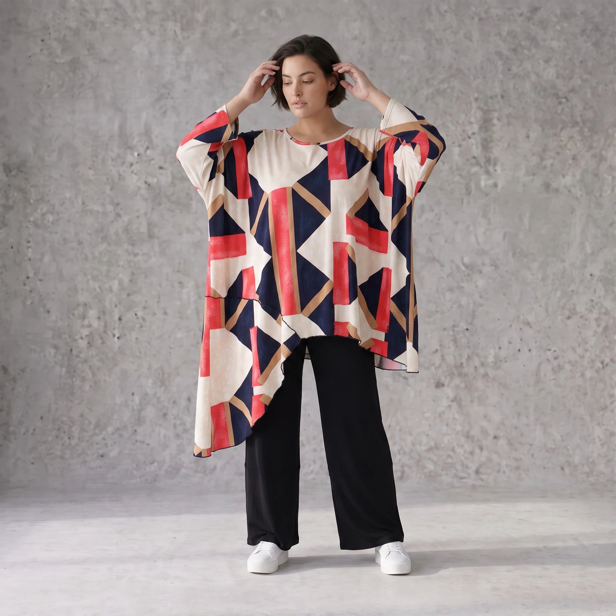 Fließendes Kurzarm Shirt mit asymmetrischem Schnitt in Marine und Rot aus Viskose Jersey