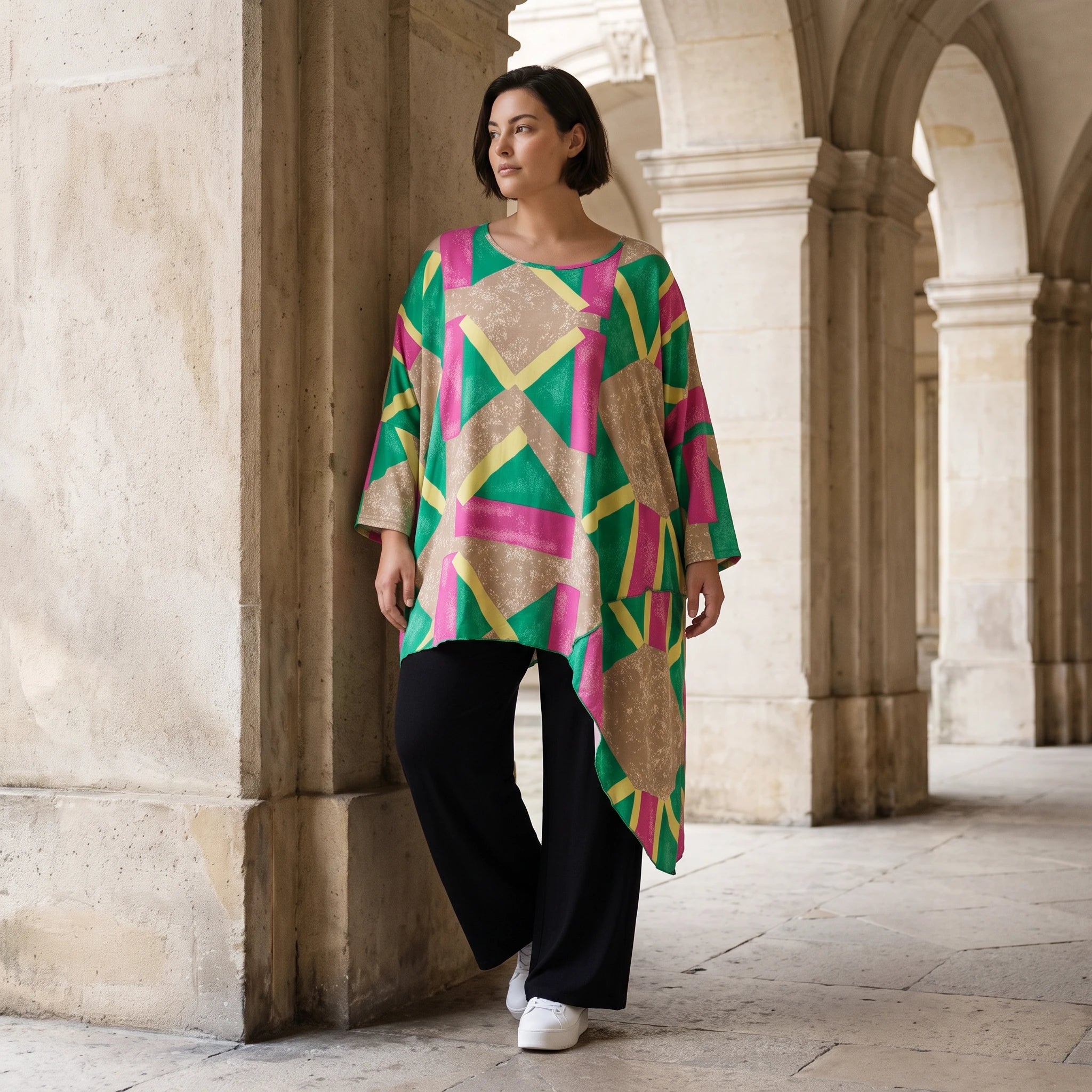 Kurzarmshirt aus weichem Viskosestretch mit asymmetrischem Saum in frischem Beige und Grün