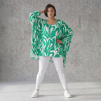 Lässiges Oversized Shirt in Grün mit weißem Muster sowie Vorne kurz Hinten langem Schnitt
