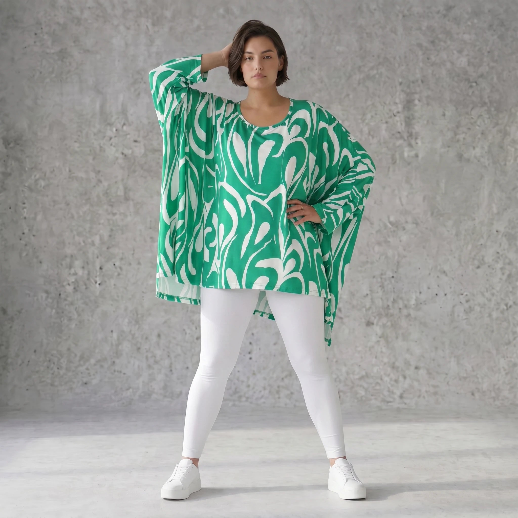 Lässiges Oversized Shirt in Grün mit weißem Muster sowie Vorne kurz Hinten langem Schnitt