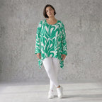 Lässiges Oversized Shirt in Grün mit weißem Muster sowie Vorne kurz Hinten langem Schnitt