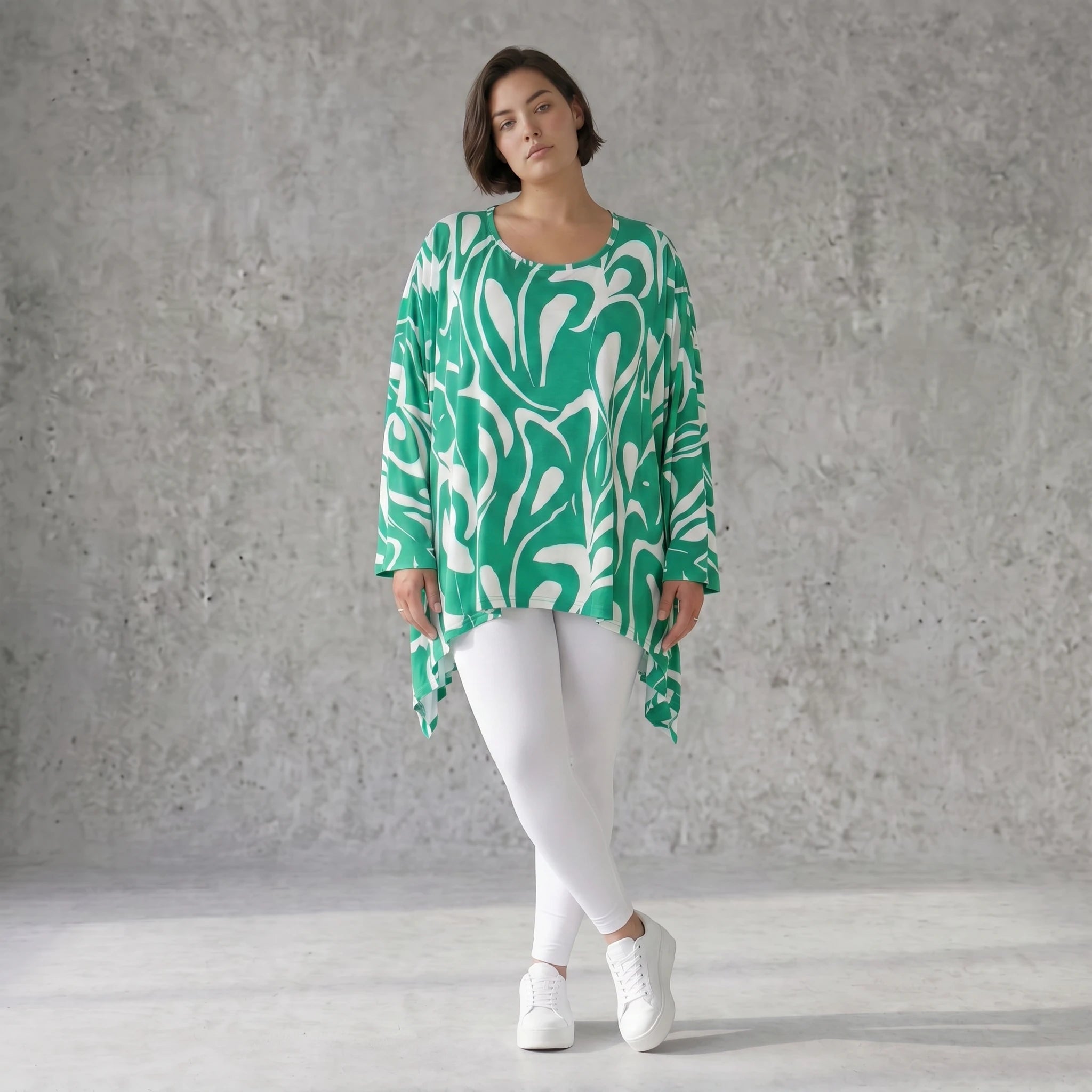 Lässiges Oversized Shirt in Grün mit weißem Muster sowie Vorne kurz Hinten langem Schnitt