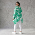 Lässiges Oversized Shirt in Grün mit weißem Muster sowie Vorne kurz Hinten langem Schnitt