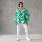 Lässiges Oversized Shirt in Grün mit weißem Muster sowie Vorne kurz Hinten langem Schnitt
