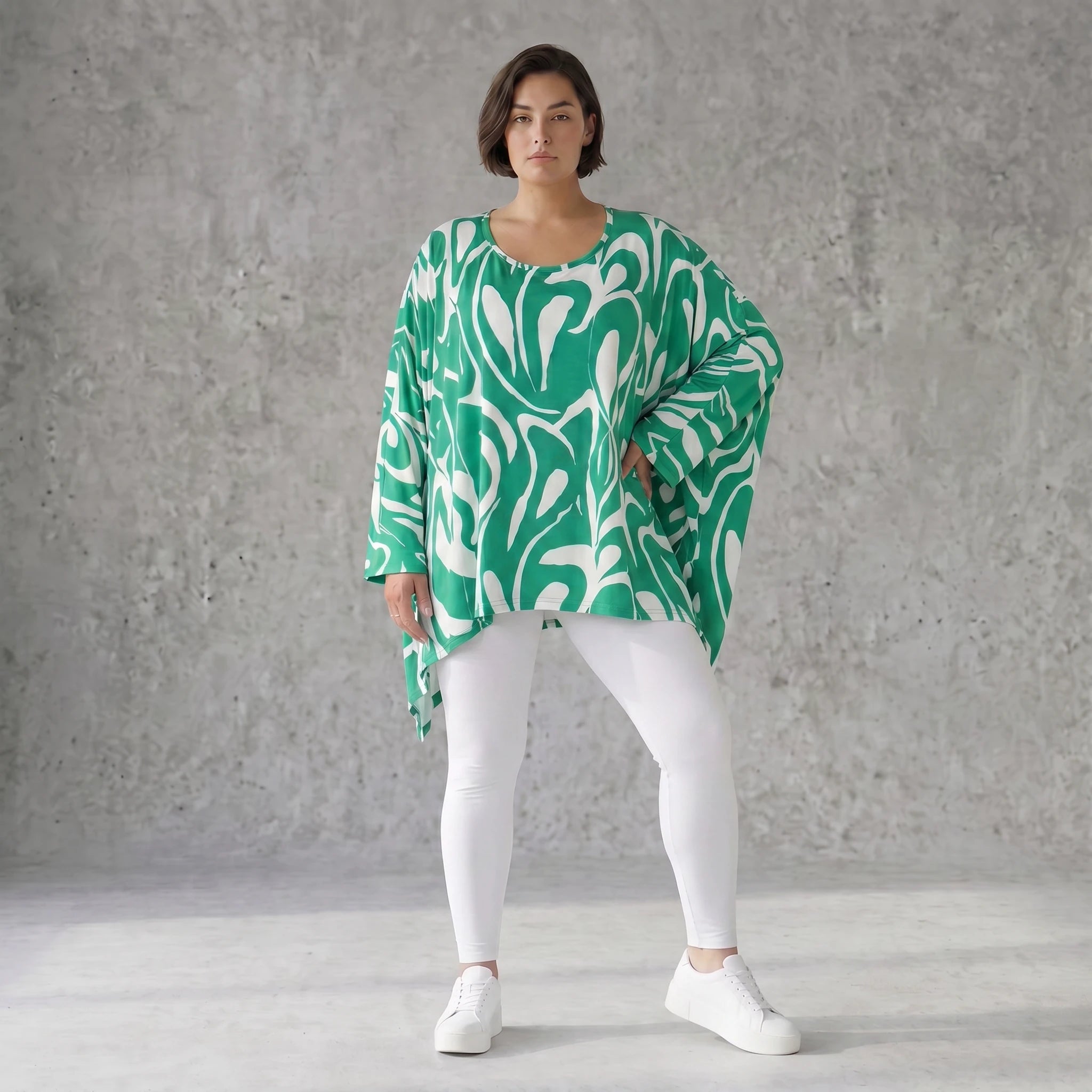 Lässiges Oversized Shirt in Grün mit weißem Muster sowie Vorne kurz Hinten langem Schnitt