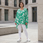Lässiges Oversized Shirt in Grün mit weißem Muster sowie Vorne kurz Hinten langem Schnitt