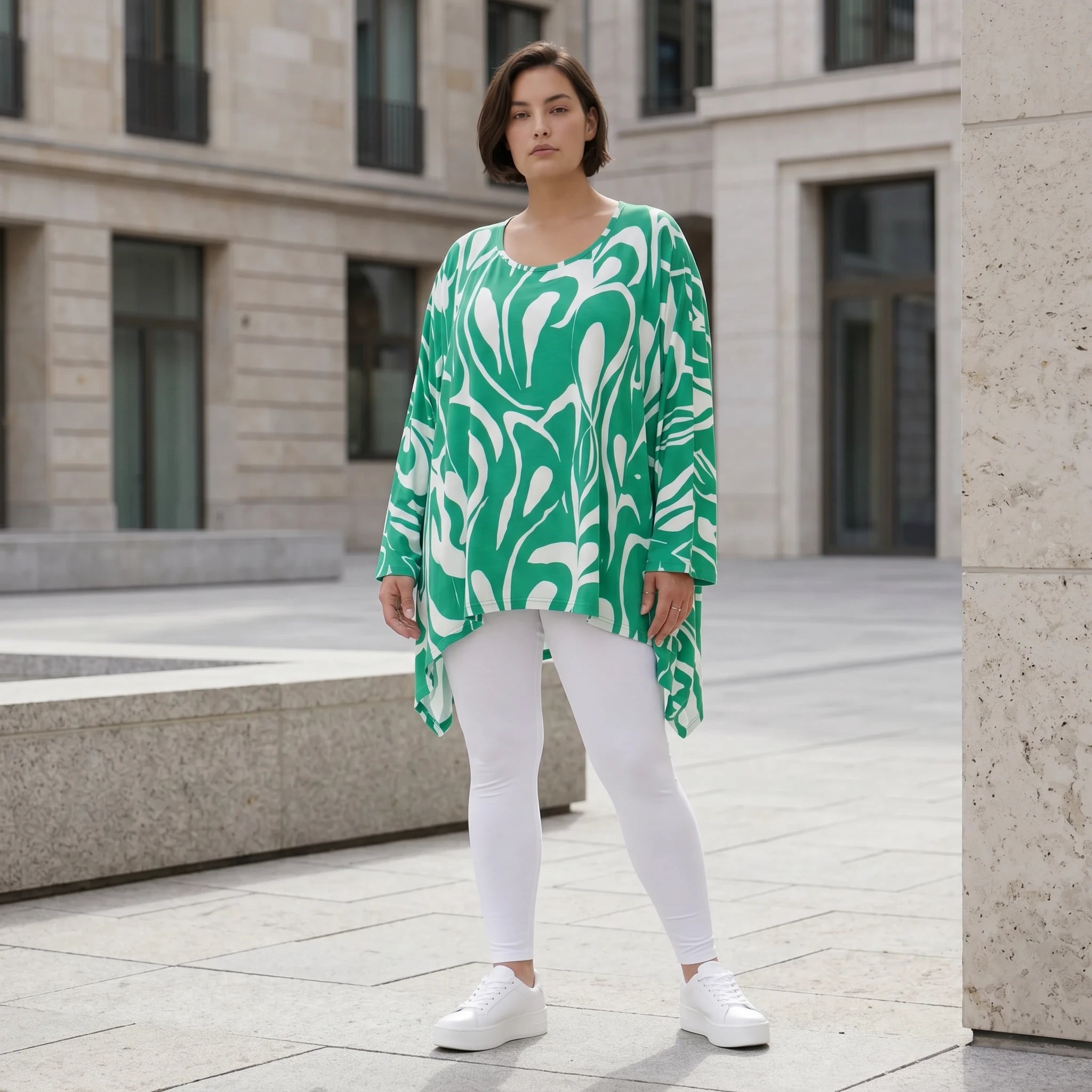 Lässiges Oversized Shirt in Grün mit weißem Muster sowie Vorne kurz Hinten langem Schnitt