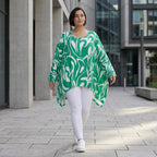 Lässiges Oversized Shirt in Grün mit weißem Muster sowie Vorne kurz Hinten langem Schnitt