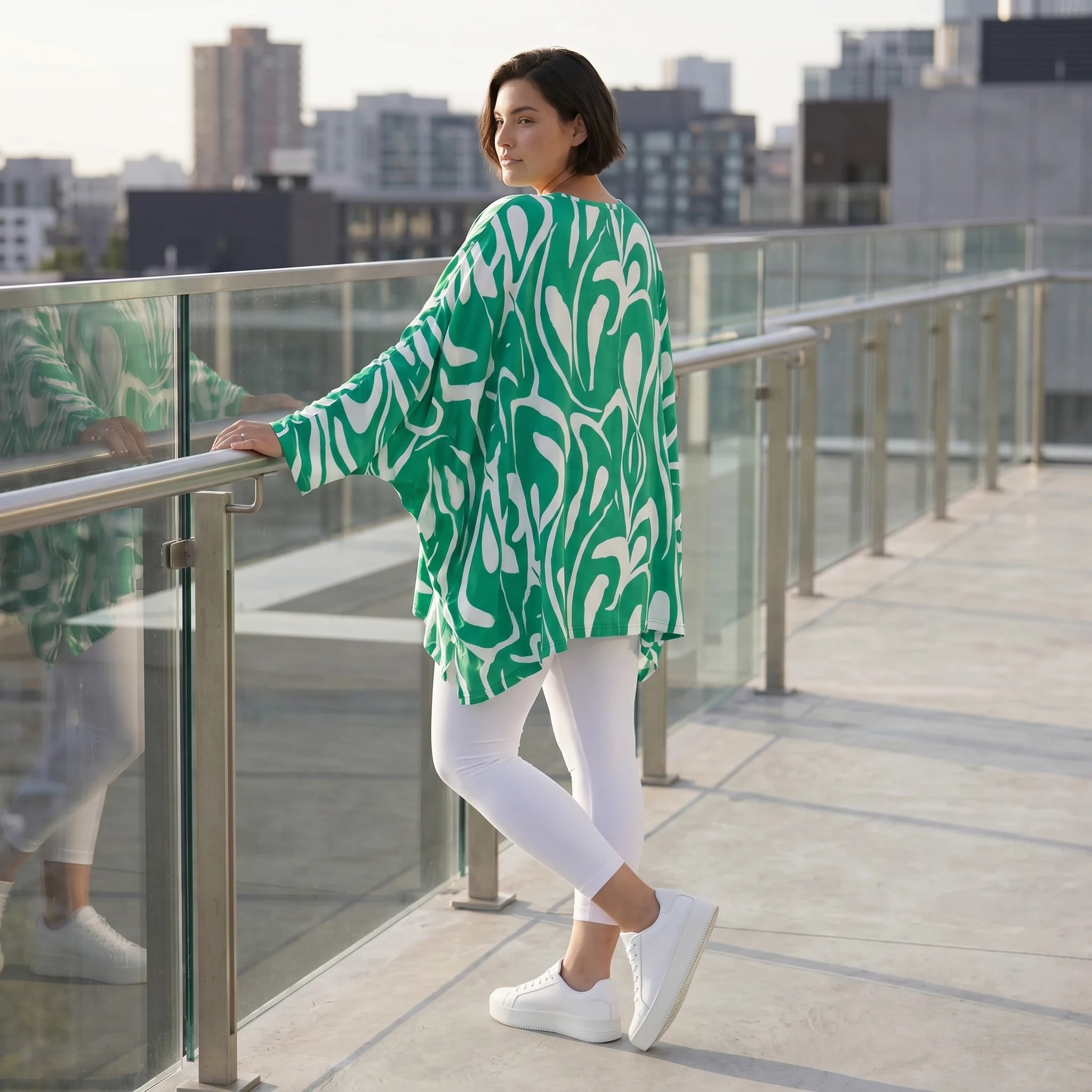 Lässiges Oversized Shirt in Grün mit weißem Muster sowie Vorne kurz Hinten langem Schnitt