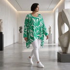 Lässiges Oversized Shirt in Grün mit weißem Muster sowie Vorne kurz Hinten langem Schnitt