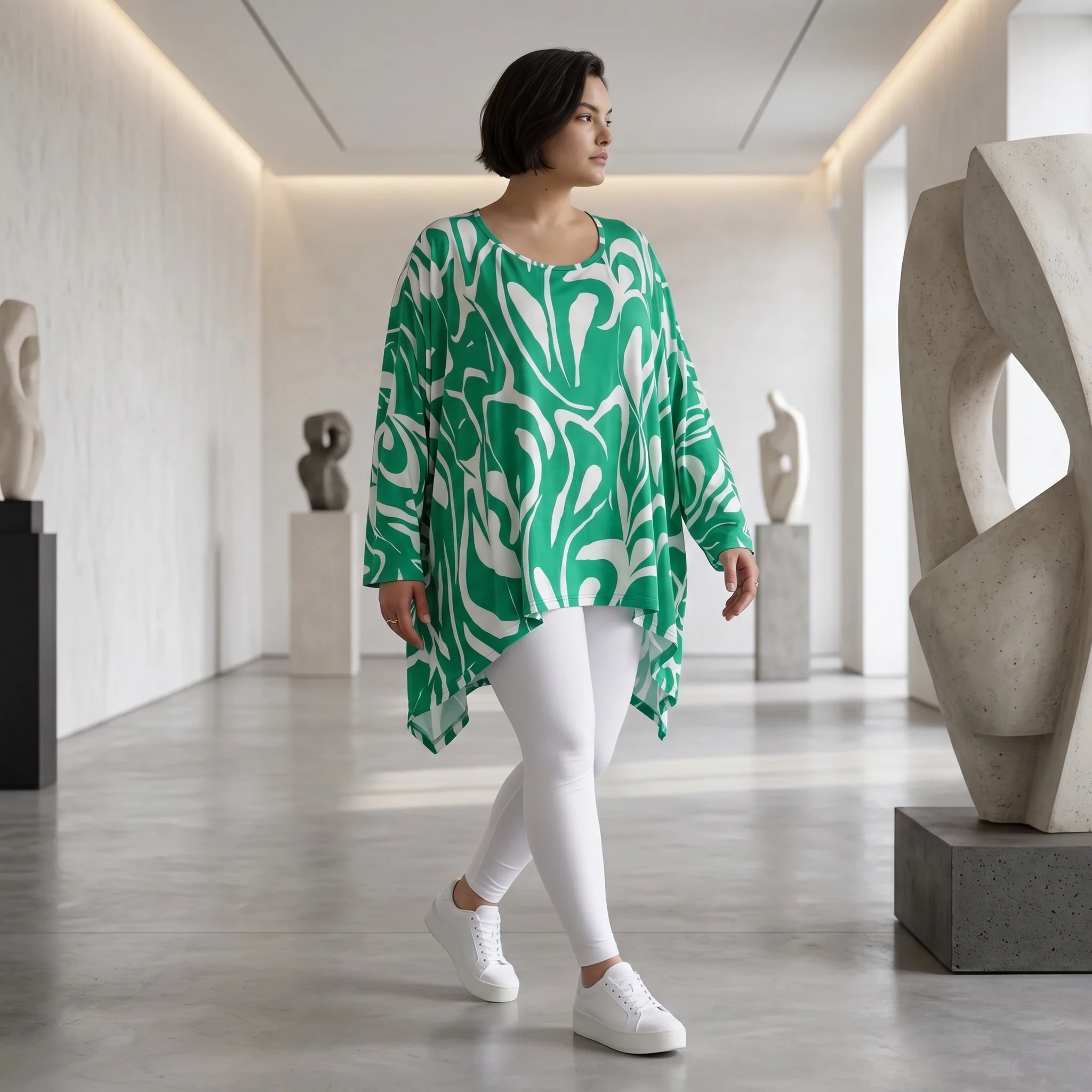 Lässiges Oversized Shirt in Grün mit weißem Muster sowie Vorne kurz Hinten langem Schnitt