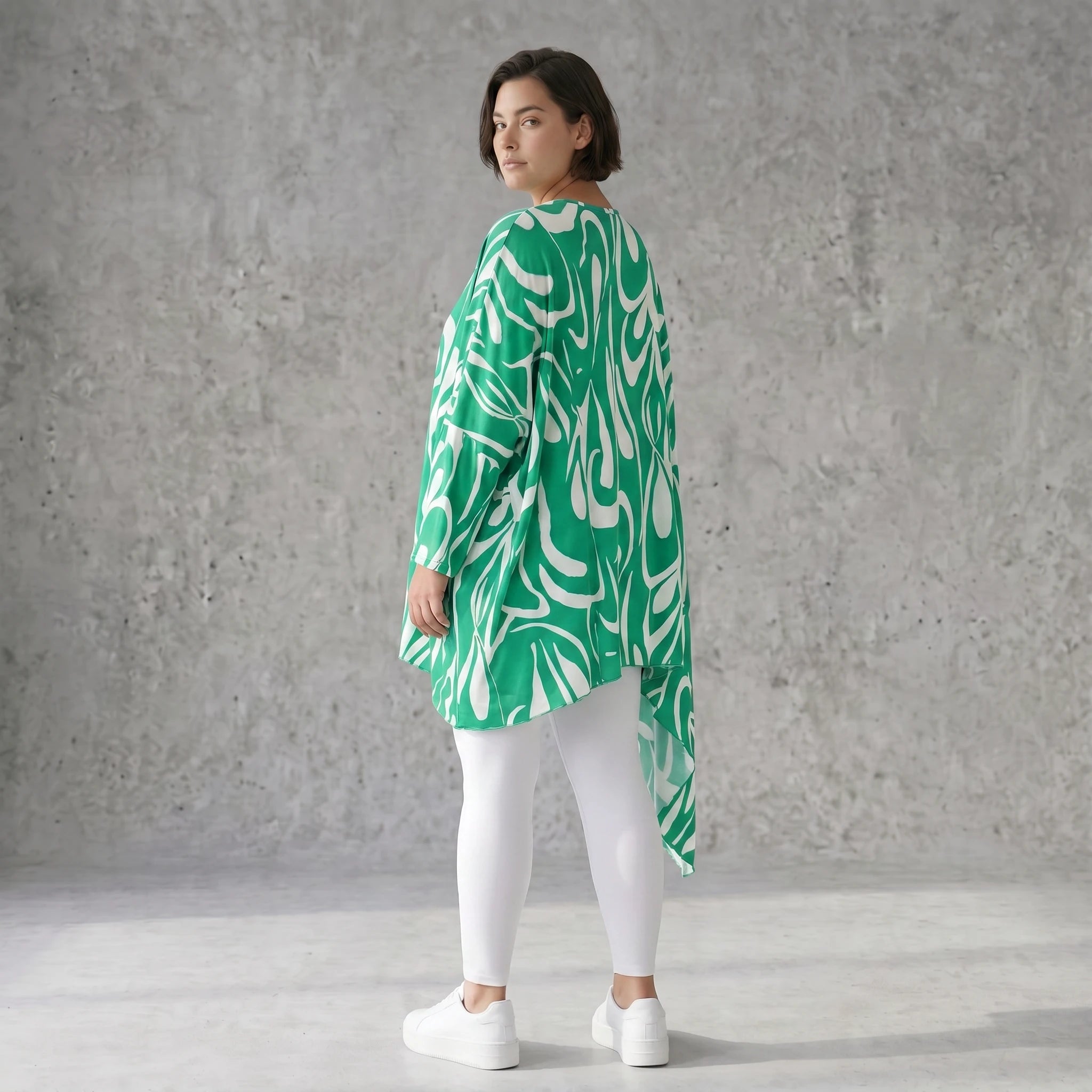 Kurzarmshirt mit asymmetrischem Schnitt in frischem Grün und Weiß für sonnige Sommertage