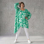 Kurzarmshirt mit asymmetrischem Schnitt in frischem Grün und Weiß für sonnige Sommertage