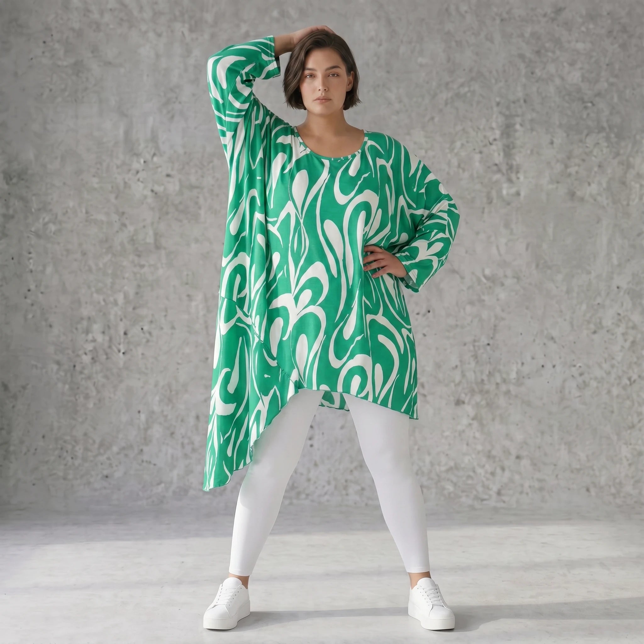 Kurzarmshirt mit asymmetrischem Schnitt in frischem Grün und Weiß für sonnige Sommertage