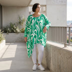 Kurzarmshirt mit asymmetrischem Schnitt in frischem Grün und Weiß für sonnige Sommertage