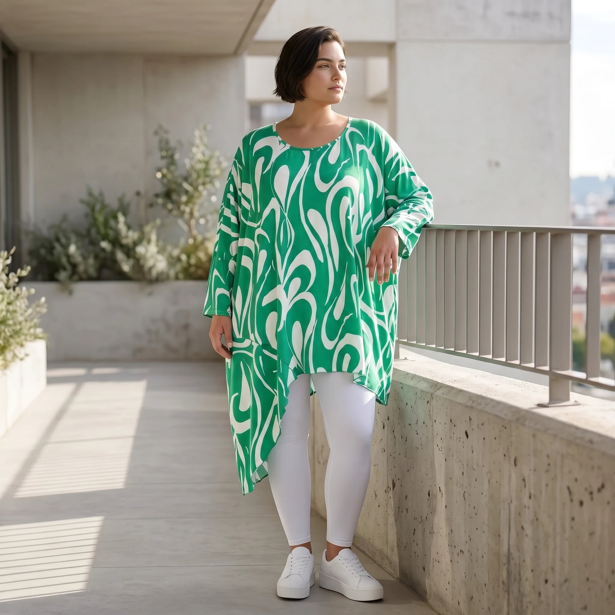 Kurzarmshirt mit asymmetrischem Schnitt in frischem Grün und Weiß für sonnige Sommertage