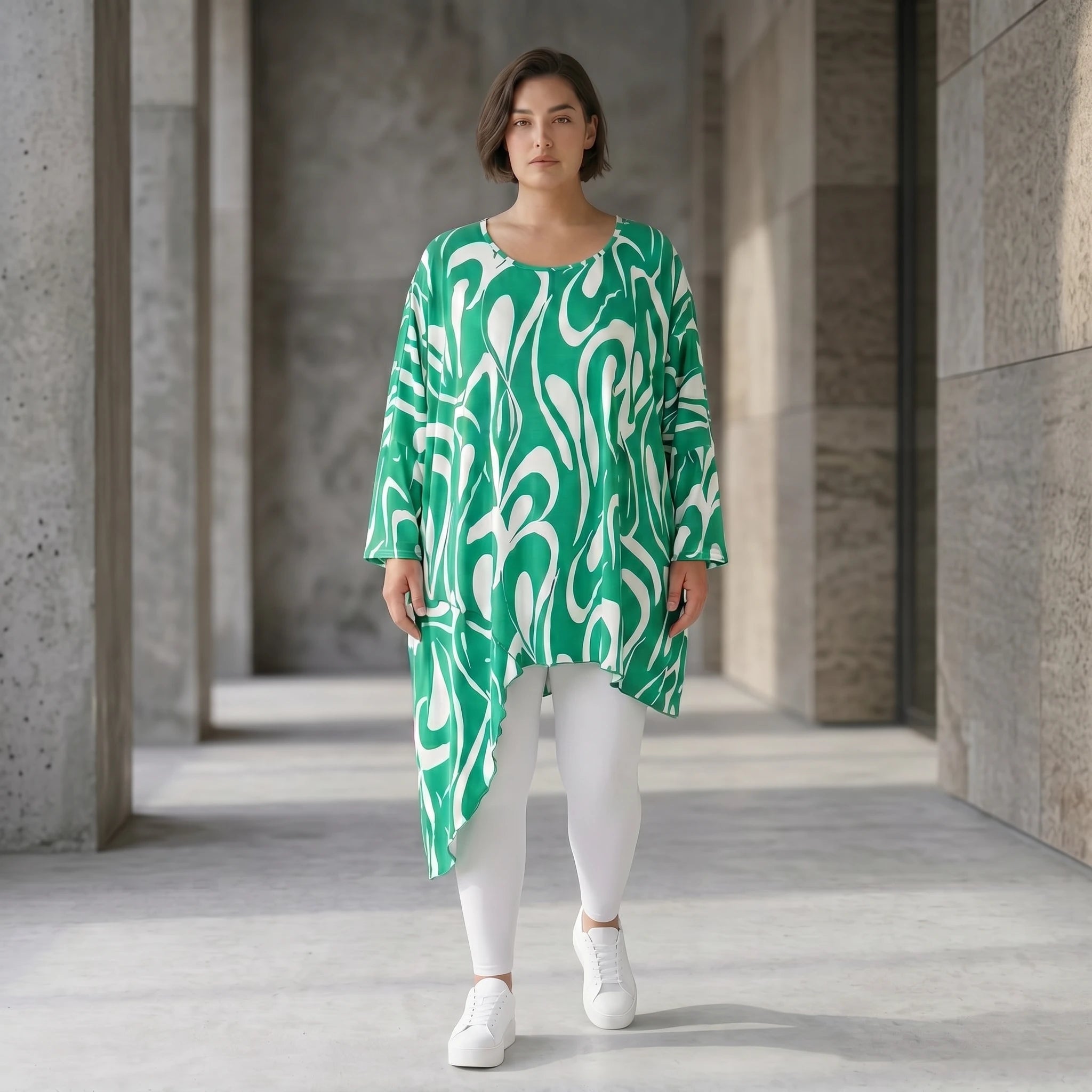 Kurzarmshirt mit asymmetrischem Schnitt in frischem Grün und Weiß für sonnige Sommertage