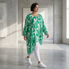Kurzarmshirt mit asymmetrischem Schnitt in frischem Grün und Weiß für sonnige Sommertage