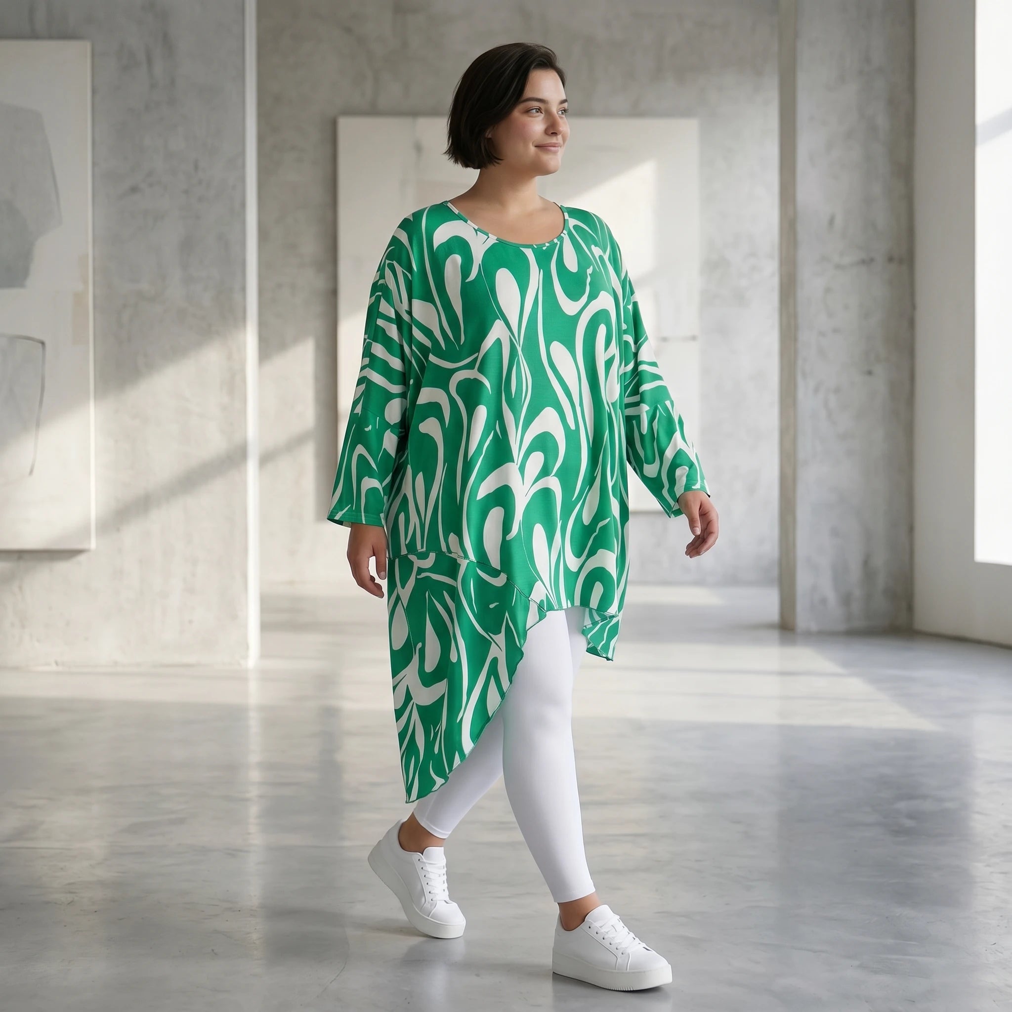 Kurzarmshirt mit asymmetrischem Schnitt in frischem Grün und Weiß für sonnige Sommertage
