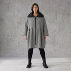 Elegante Ballonjacke aus fließendem Bengaline in Schwarz Weiß mit Hemdkragen und Taschen