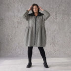 Elegante Ballonjacke aus fließendem Bengaline in Schwarz Weiß mit Hemdkragen und Taschen
