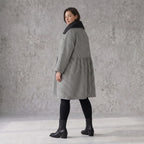 Elegante Ballonjacke aus fließendem Bengaline in Schwarz Weiß mit Hemdkragen und Taschen