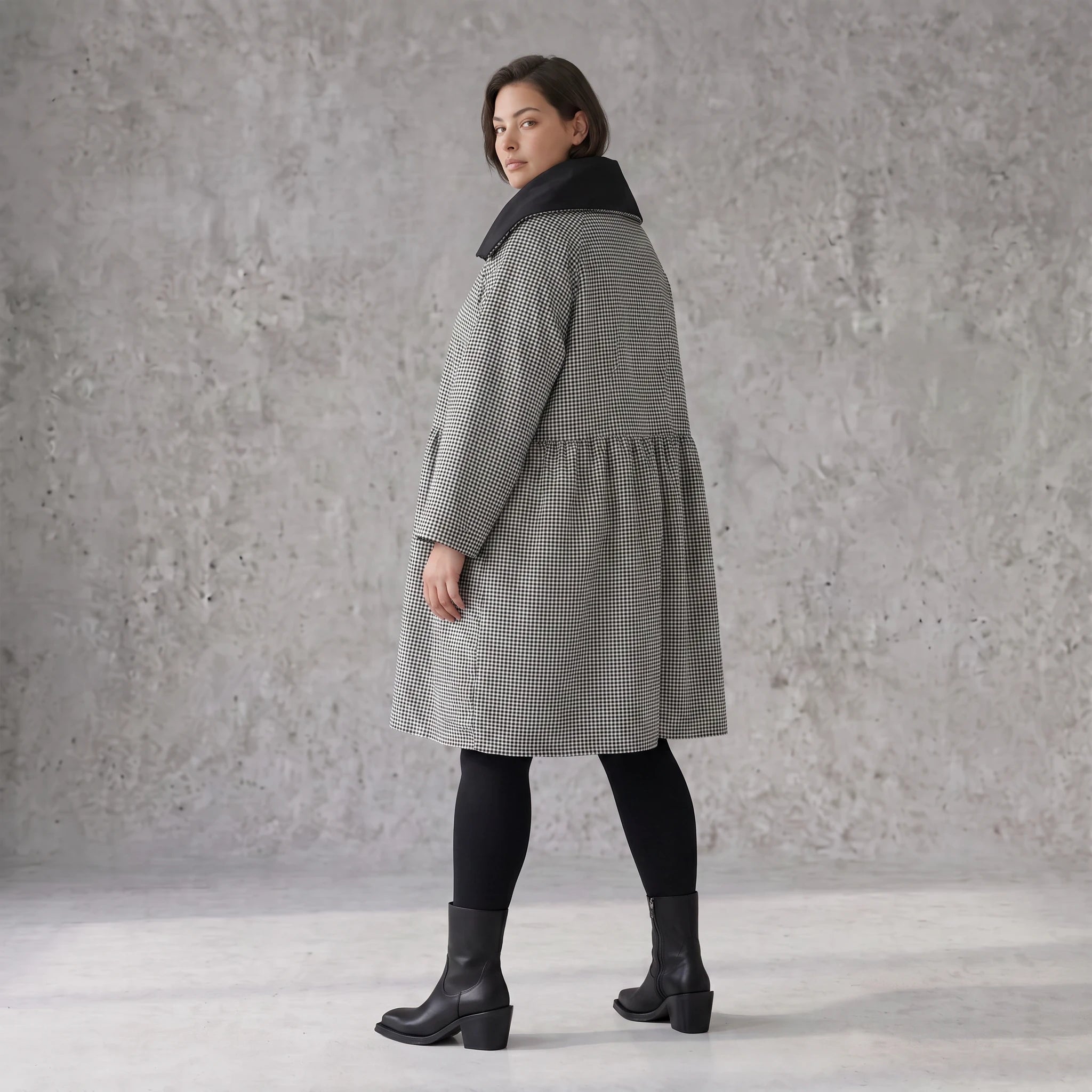 Elegante Ballonjacke aus fließendem Bengaline in Schwarz Weiß mit Hemdkragen und Taschen