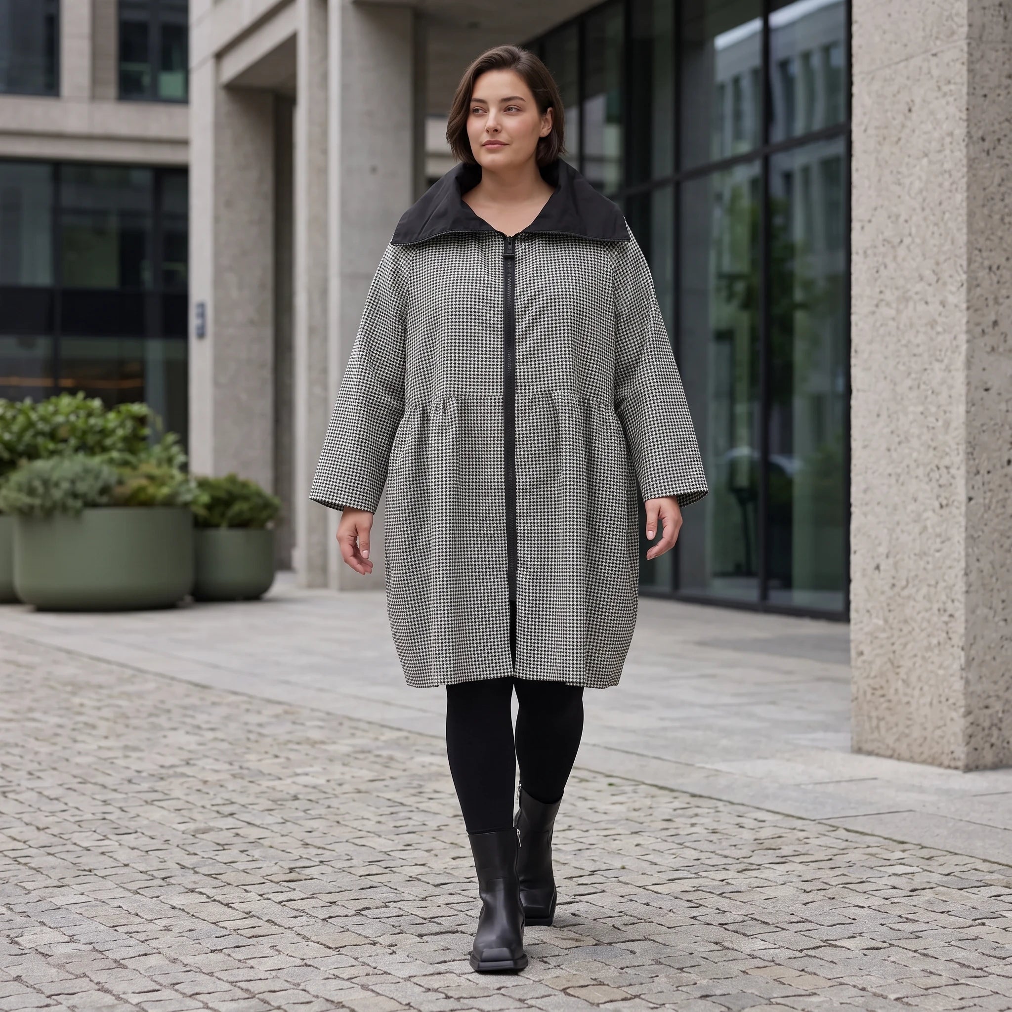 Elegante Ballonjacke aus fließendem Bengaline in Schwarz Weiß mit Hemdkragen und Taschen