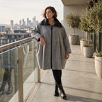 Elegante Ballonjacke aus fließendem Bengaline in Schwarz Weiß mit Hemdkragen und Taschen
