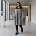 Elegante Ballonjacke aus fließendem Bengaline in Schwarz Weiß mit Hemdkragen und Taschen