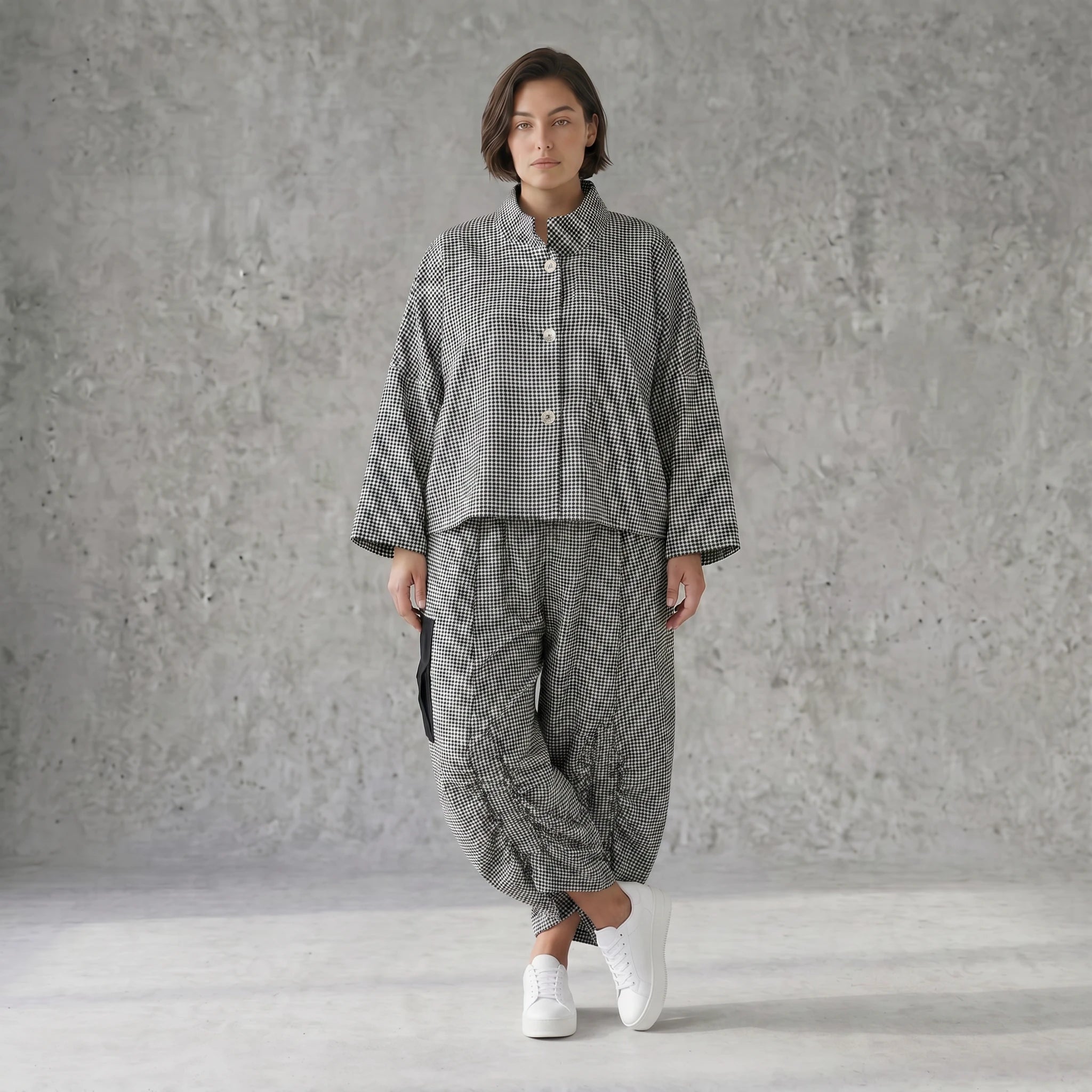 Bengaline Jacke in Schwarz und Weiß mit Stehkragen kastiger Passform und Knopfverschluss