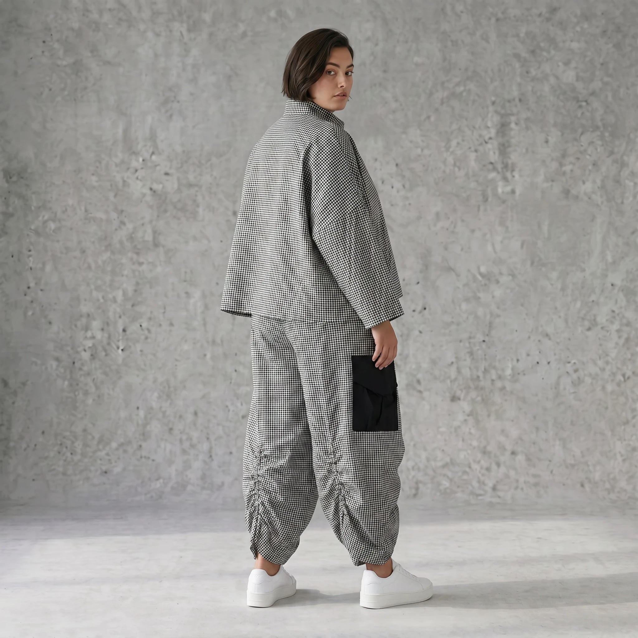 Bengaline Jacke in Schwarz und Weiß mit Stehkragen kastiger Passform und Knopfverschluss