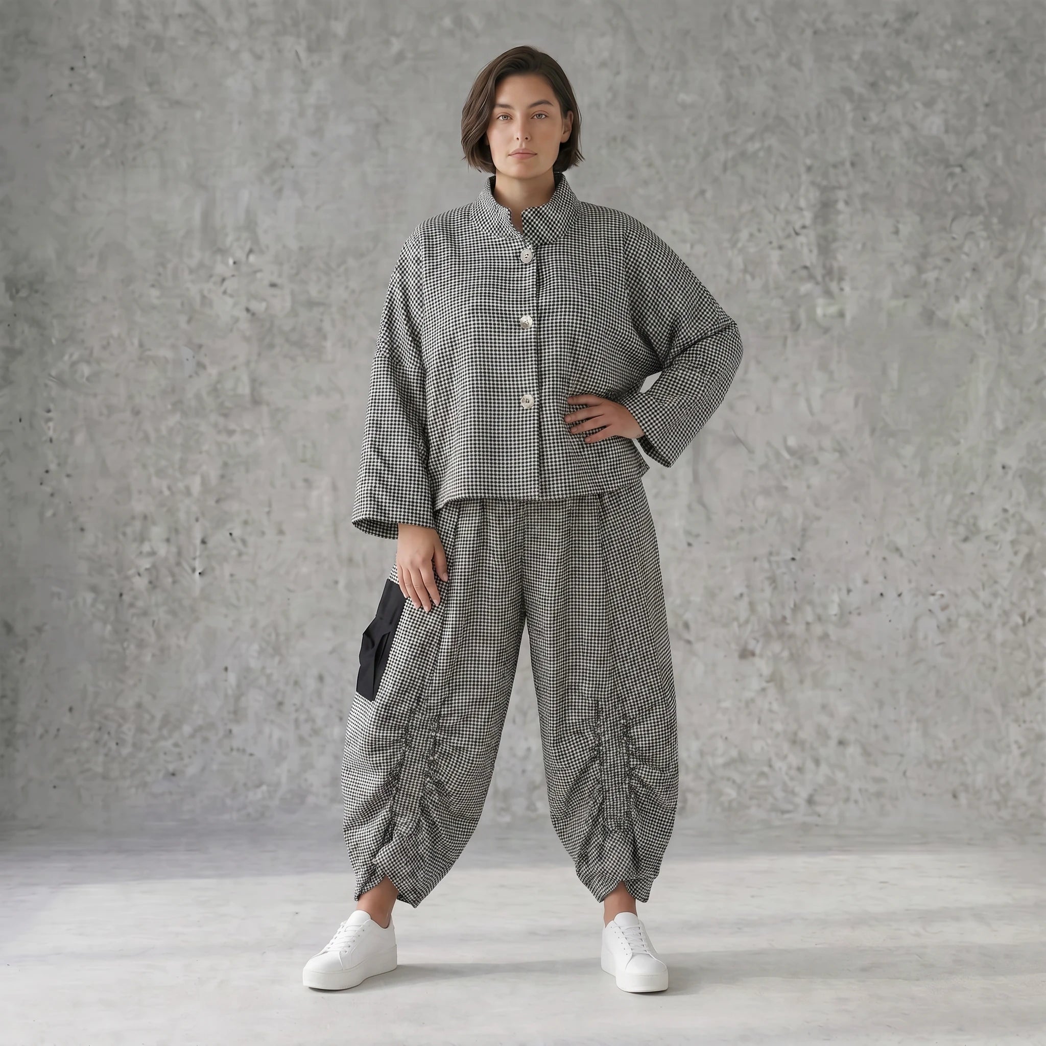 Bengaline Jacke in Schwarz und Weiß mit Stehkragen kastiger Passform und Knopfverschluss