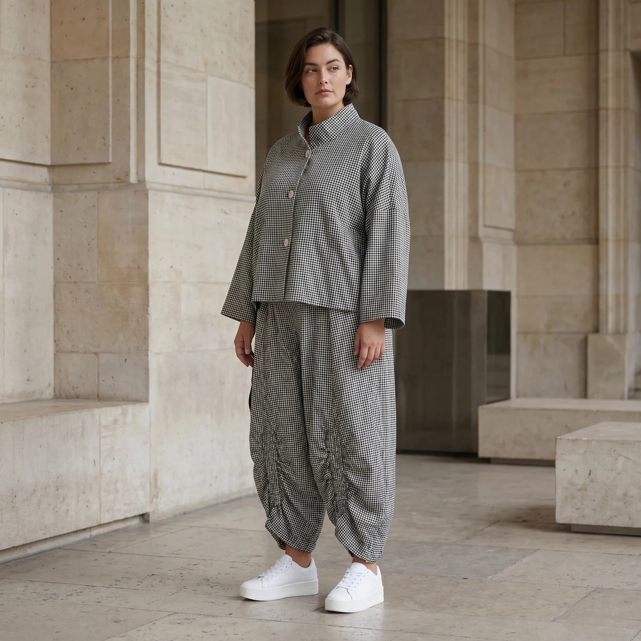 Bengaline Jacke in Schwarz und Weiß mit Stehkragen kastiger Passform und Knopfverschluss