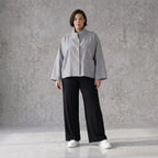 Bengaline Jacke in Grau Weiß mit kastigem Schnitt Stehkragen und 3/4-Arm für jede Saison